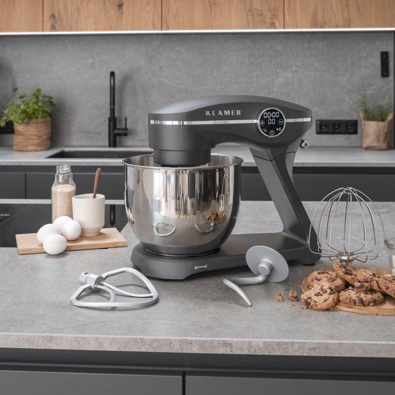 Küchenmaschine von Klamer mit 1800 Watt, 7,6 kg Kapazität und Zubehör zum Kochen und Backen.