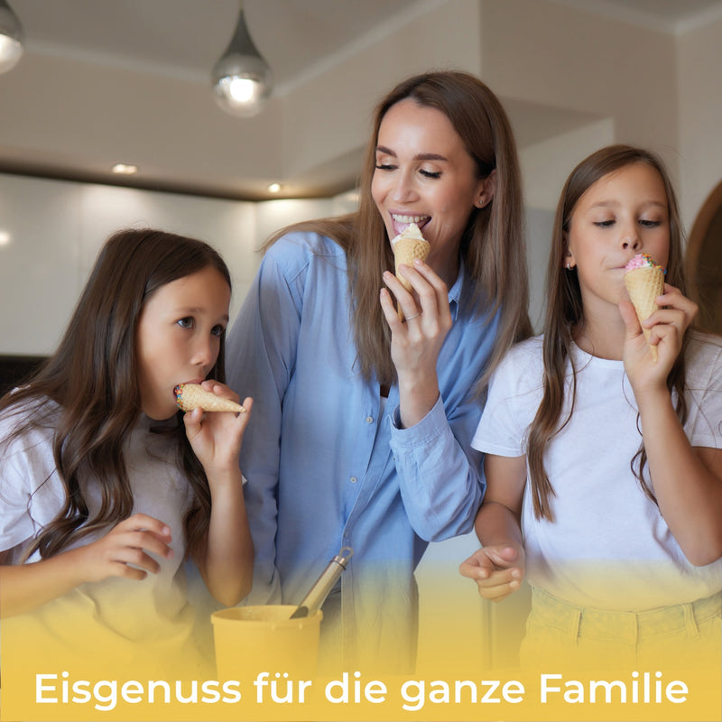 Familie genießt Eiscreme mit der 2-in-1 Eismaschine 2L in der Küche.