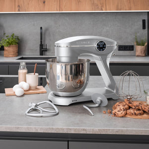 Küchenmaschine mit 1800 Watt, 7,6 kg Fassungsvermögen, ideal für Familien und Teigzubereitung in der Küche.