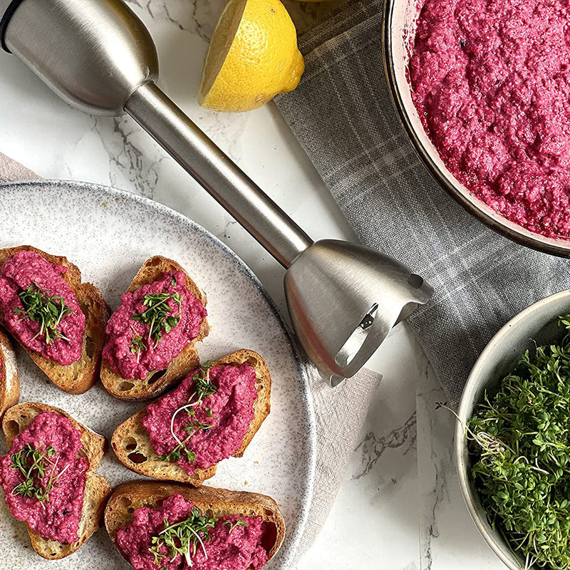 Stabmixerset 4-teilig 800 Watt in der Küche mit Rote Bete Aufstrich auf Brotscheiben und Zitronenscheibe.