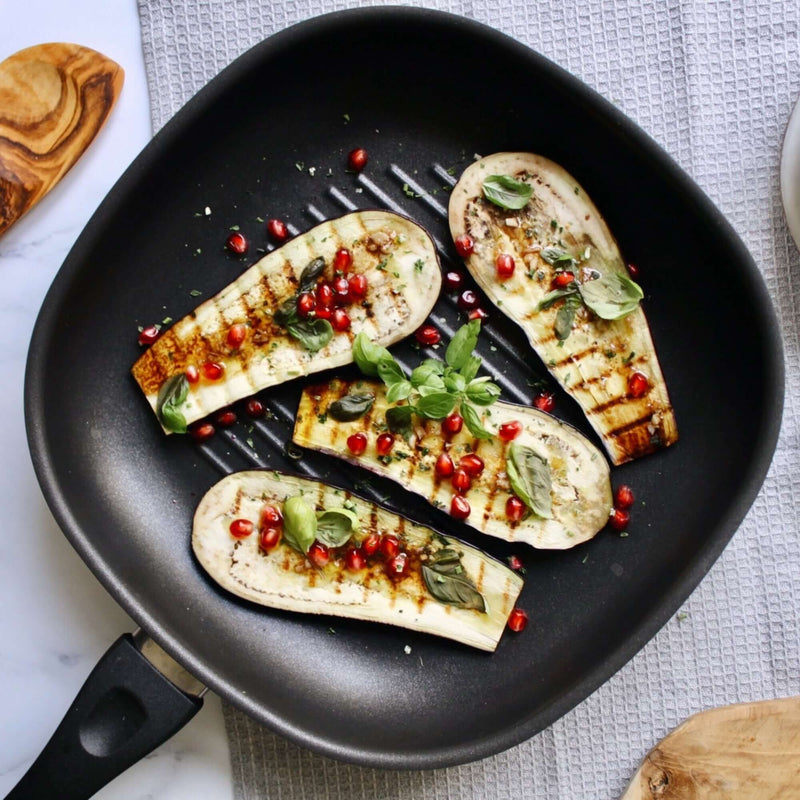 Grillpfanne 28cm mit gegrillten Auberginen, frischen Kräutern und Granatapfelkernen.
