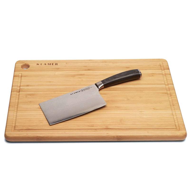Damast Hackmesser 16cm auf einem Holzschneidebrett, ideal zum Hacken und Schneiden von Fleisch und Gemüse.