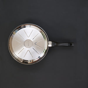 Profi Edelstahl-Bratpfanne 28cm on a dark background showcasing its premium stainless steel surface.