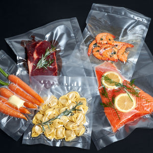 Vakuumierer Vacuum Pro 80: Vakuumverpackte Lebensmittel wie Fleisch, Fisch, Gemüse und Pasta in Kunststoffbeuteln.