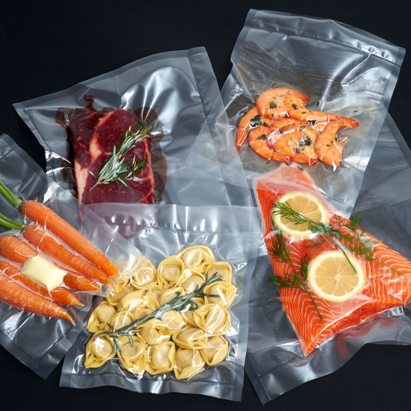 Vakuumierer Vacuum Pro 80: Vakuumverpackte Lebensmittel wie Fleisch, Fisch, Gemüse und Pasta in Kunststoffbeuteln.