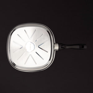 Grillpfanne 28cm mit markanten Rillen und breitem Schüttrand für fettfreies Kochen und optimales Wärmeleitverhalten.