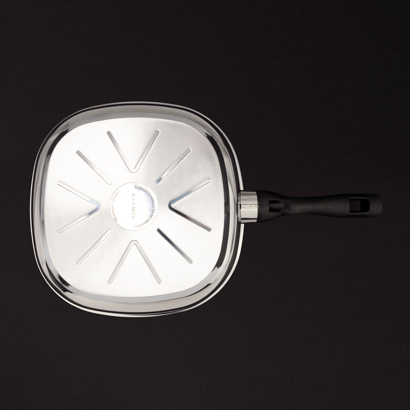 Grillpfanne 28cm mit markanten Rillen und breitem Schüttrand für fettfreies Kochen und optimales Wärmeleitverhalten.