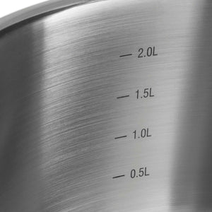 Edelstahl Topfset 4-teilig mit volumenmarkierungen von 0,5L bis 2,0L auf der Innenseite.