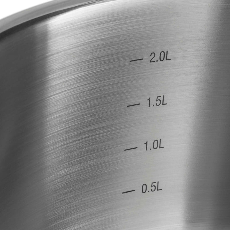 Edelstahl Topfset 4-teilig mit volumenmarkierungen von 0,5L bis 2,0L auf der Innenseite.